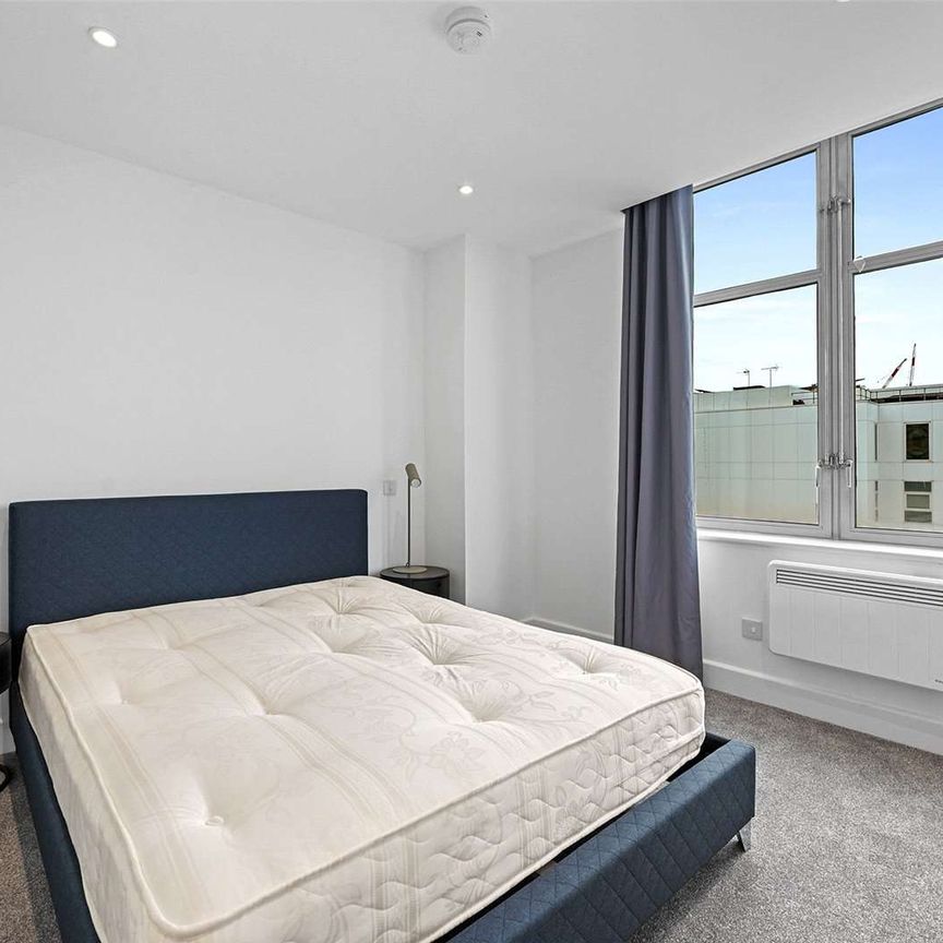 A newly refurbished two bedroom apartment in a convenient City location - Photo 1