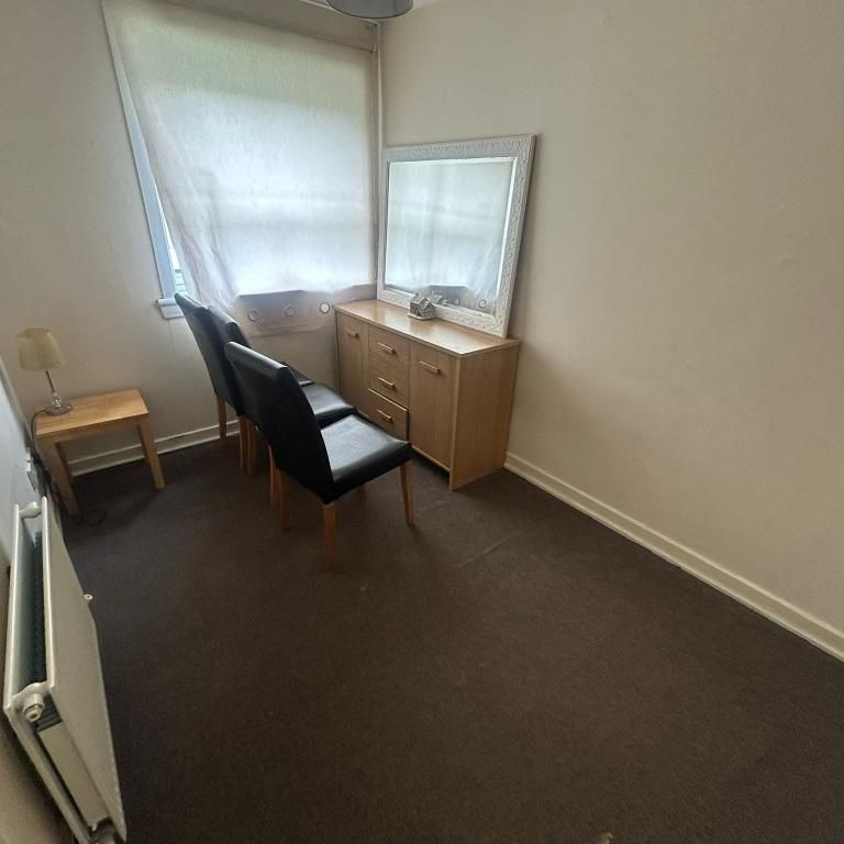 4 bedroom flat to rent - Photo 1