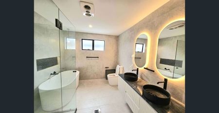 Brand New Home Defines Luxury Living ! - Photo 5