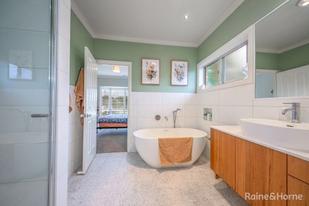 Charming Family Home in Sunbury - Photo 2