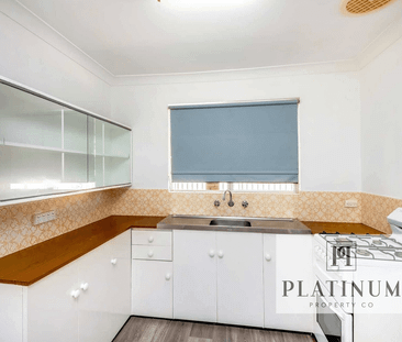 Cosy & Convenient 3-Bedroom Home with Space for Everyone - Photo 4