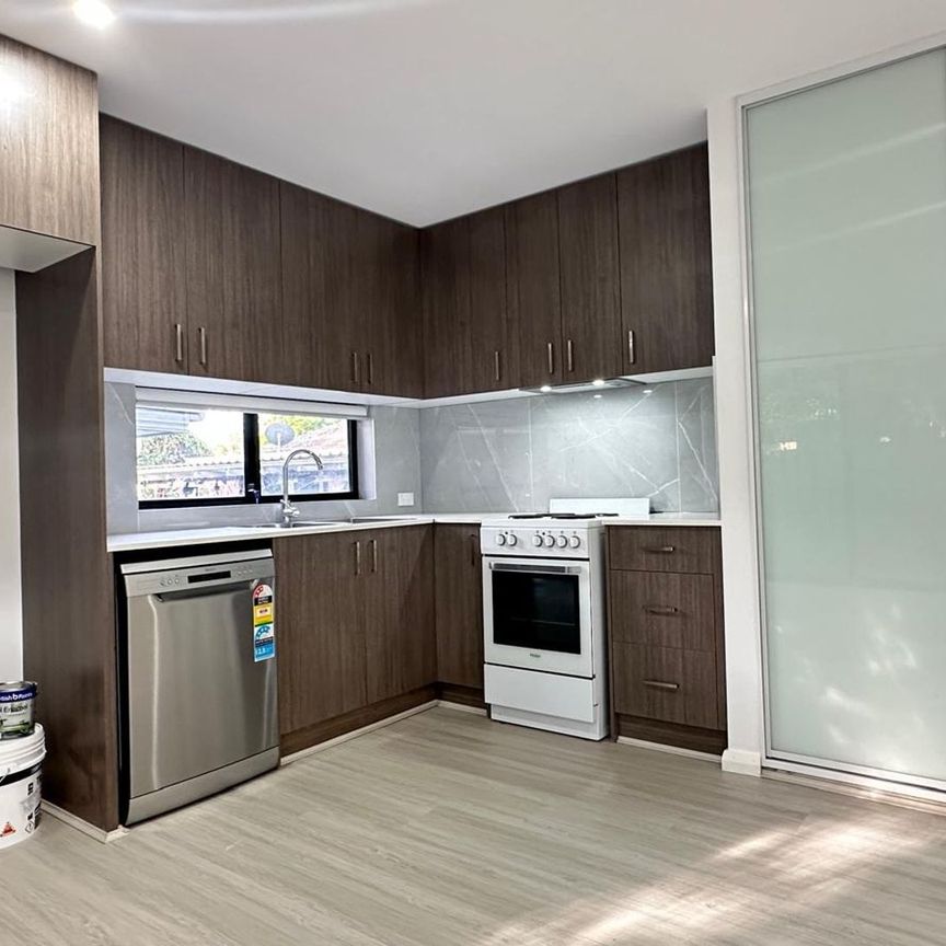 Modern 2 Bedroom Granny Flat in Prime Campbelltown Location! - Photo 1