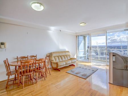 Unfurnished 2 Bedroom Apartment in CBD with 1 car space and Stunning Views! - Photo 4