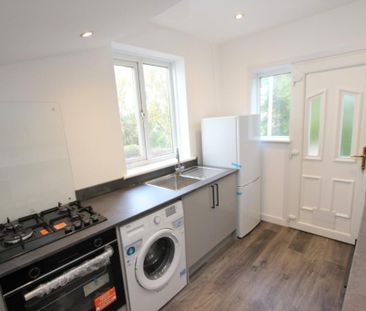 4 bedroom semi-detached house to rent - Photo 6