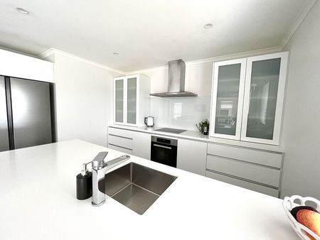 Short Fixed Term - Stunning 4BR Home in Richmond - Photo 2