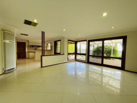 Spacious 3-Bedroom Home in a Leafy, Quiet Street - Photo 4