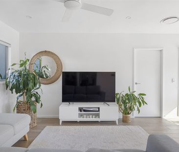 The best layout with both indoor and outdoor area, spacious and private! + super convenient location! - Photo 2