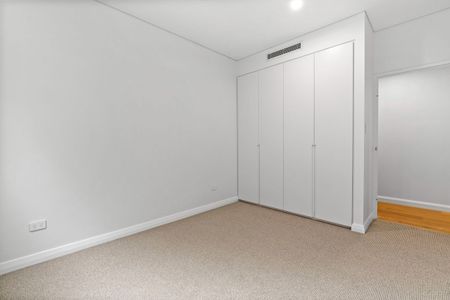 Luxury Three Bedroom Apartment With Parking! - Photo 5