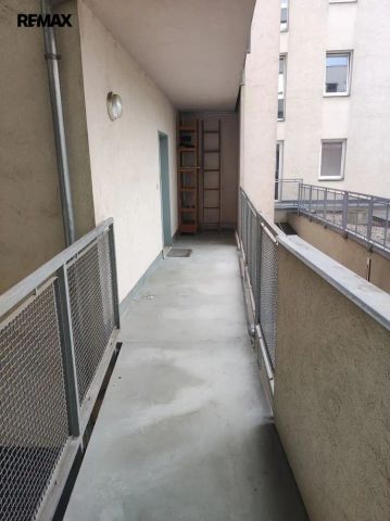 Pronájem zrekonstruovaného prostorného bytu 1+kk + B v centru Pardubic - Photo 2
