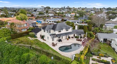 Luxury Haven in Sought-After Otumoetai - Photo 4