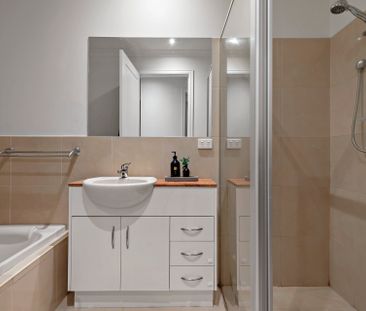 3 Bedroom Townhouse with Spacious Living Zones! - Photo 3