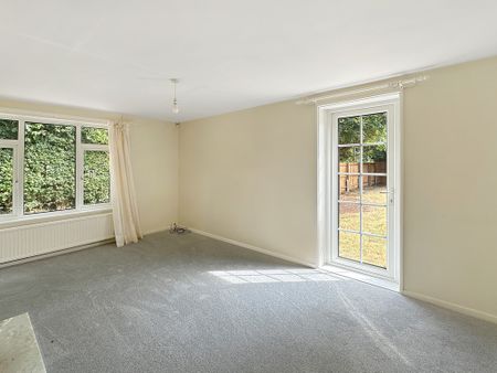 A detached bungalow, set on a private road in Great Shelford. It has a generous, southeast facing garden, double garage and off road parking. The property is available for a long term let immediately. - Photo 2
