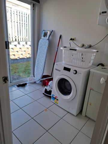 Furnished room near Parkwood tram stop - Photo 2