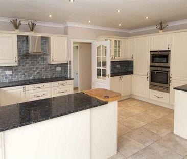 3 bedroom detached bungalow to rent - Photo 1