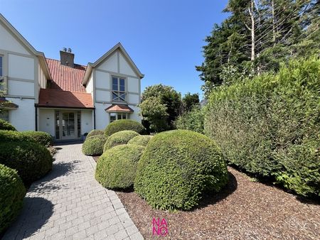 Charmante en ruime koppelvilla in een typische 'KNOKSE STIJL' met 4 slaapkamers, een zonnige tuin en een grote garage, gelegen langs één van de belangrijkste invalswegen van Knokke-Heist. - Photo 4