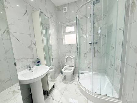 Newly refurbished Four bedroom house close to ilford town center- - Photo 4