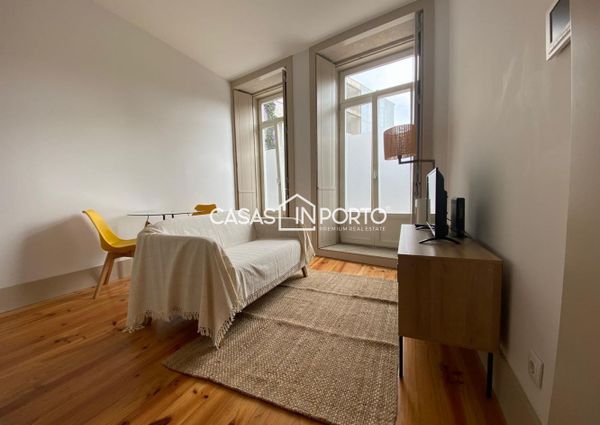 Apartamento T0+1 para arrendamento na Rua Santa Catarina, Porto