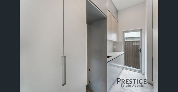 Sophisticated Family home! - Photo 1