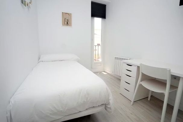 Calle del Arenal, Madrid, Community of Madrid 28013 - Photo 1