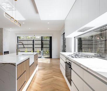 LUXURY FOUR BEDROOM HOME PLUS HOME OFFICE. - Photo 4