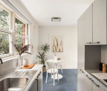 Low maintenance living and convenience close to transport - Photo 4