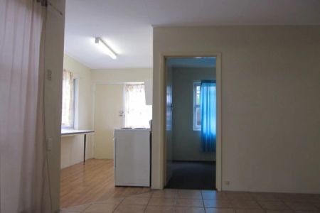 Charming Ground Floor Unit in Convenient Greenslopes Location - Photo 3