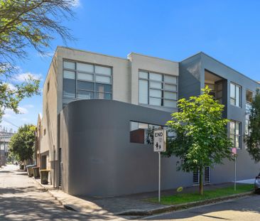 Stylish & Modern Townhouse in Alexandria - Photo 5