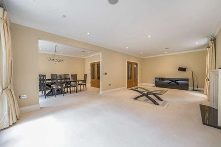 The Coach House, Granville Close, Weybridge, Surrey, KT13 - Photo 3