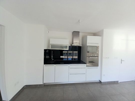 AIX LA DURANNE APPARTEMENT 3 PIECES TERRASSE ET PARKING, - Photo 1