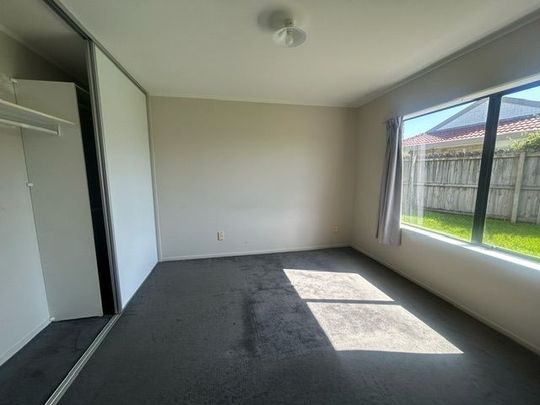 3 Bedrooms in BURSWOOD - Photo 1