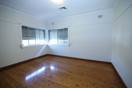 Three Bedroom Family Home - Photo 4
