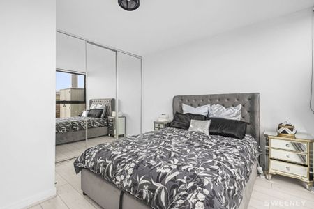 Chic one bedroom apartment with bay views in prime location - Photo 4