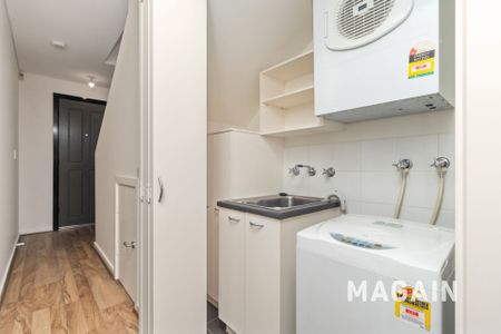 Three Bedroom Touwnhouse in Perfect CBD Location! - Photo 3