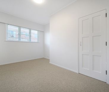 Prime Location Living – Recently Renovated & Ready Now! - Photo 5