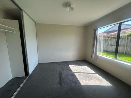 3 Bedrooms in BURSWOOD - Photo 1