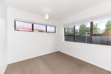 Large family home including huge rumpus room downstairs with bathroom and access - Photo 3