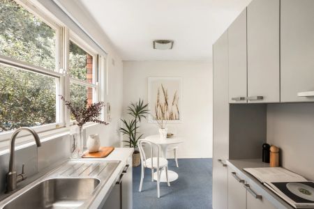 Low maintenance living and convenience close to transport - Photo 4
