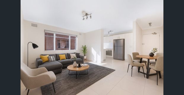 Stylish 2 bedroom unit in well maintained complex - Photo 1