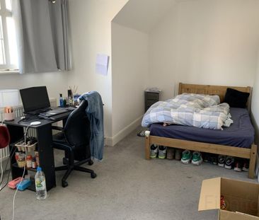 3 bedroom flat to rent - Photo 5