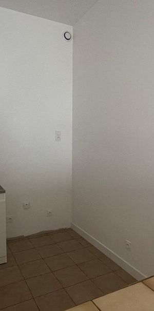 Location Appartement 1 pièce 30m² MARIGNANE 13700 - Photo 1