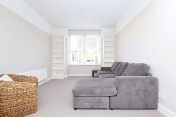 Charming two bedroom cottage set on a sought-after road close to Church Street. - Photo 1