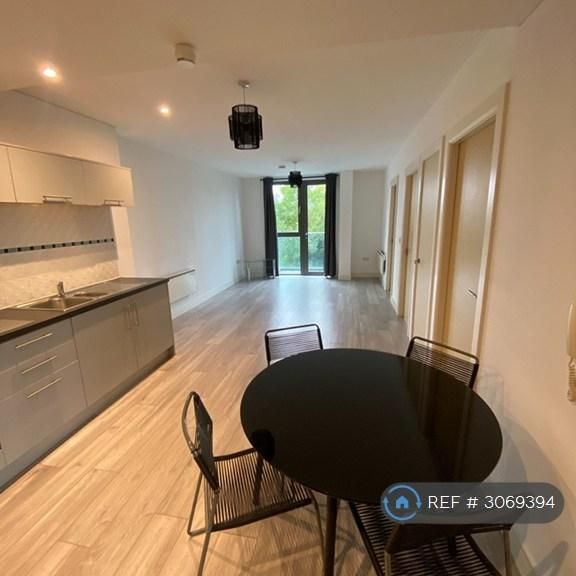 2 bedroom flat to rent - Photo 1