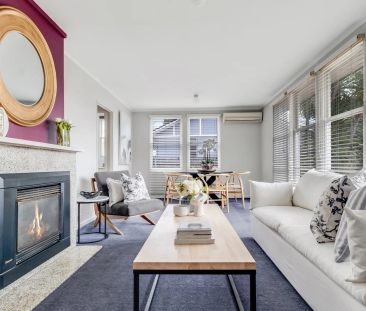 Charming Three-Bedroom Cottage in Quiet Narrabundah Street - Photo 1