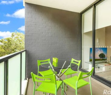 Immaculate Modern 2-bedroom Apartment with Study - Photo 4