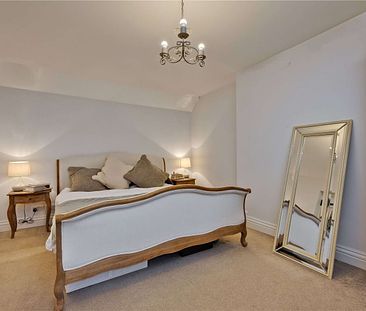 A semi-detached character cottage with a modern interior in the sought after village of Frensham. - Photo 5