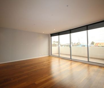 Spacious Apartment In The Heart Of Mordialloc - Photo 3