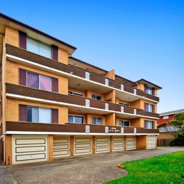 MODERN TWO BEDROOM IN MAROUBRA - Photo 1