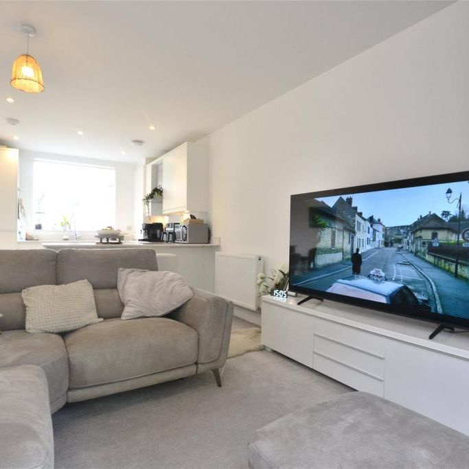 2 bedroom end of terrace house to rent - Photo 1