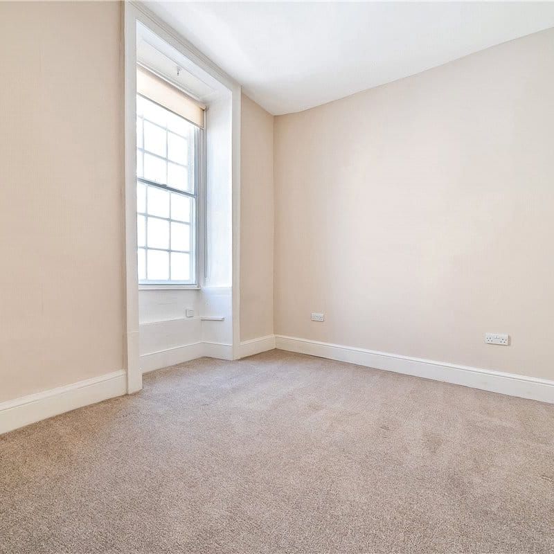 First floor one bedroom unfurnished flat in central Bath. - Photo 1