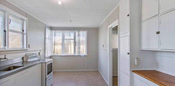 2 bedroom home in Otara! - Photo 2